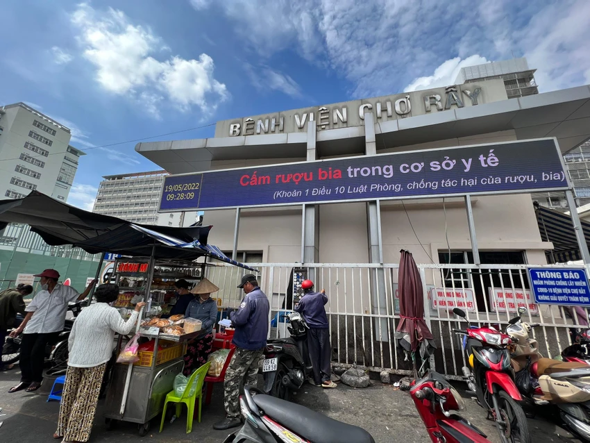 Tình cảnh trước cổng BV Chợ Rẫy.