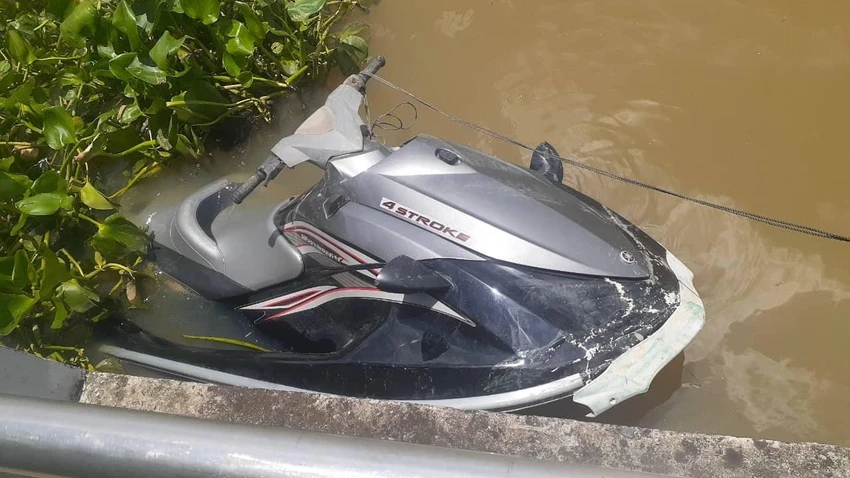 Mô tô nước Jetski do anh L và T điều khiển bị nạn trên sông Sài Gòn khiến cả hai tử vong. Ảnh: TS.