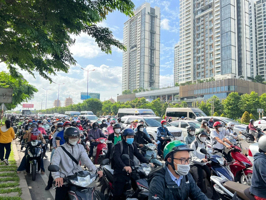 Hàng ngàn phương tiện của người dân nối đuôi nhau trên đường. Hàng ngàn phương tiện của người dân nối đuôi nhau trên đường.
