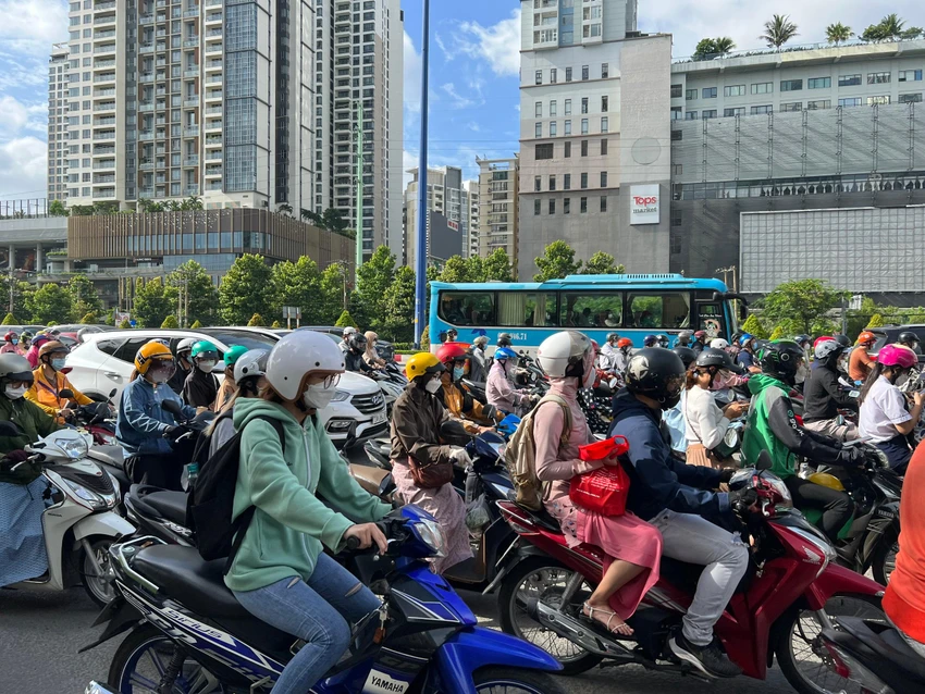 Theo người dân khu vực này, tình trạng kẹt xe ở đây diễn ra thường ngày. Theo người dân khu vực này, tình trạng kẹt xe ở đây diễn ra thường ngày.