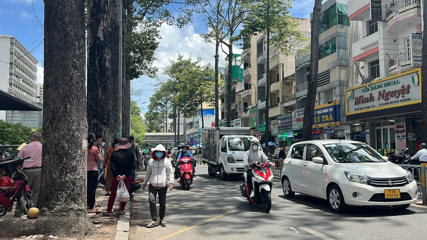Người dân đi bộ xuống dưới lòng đường ở khu vực BV Chợ Rẫy.