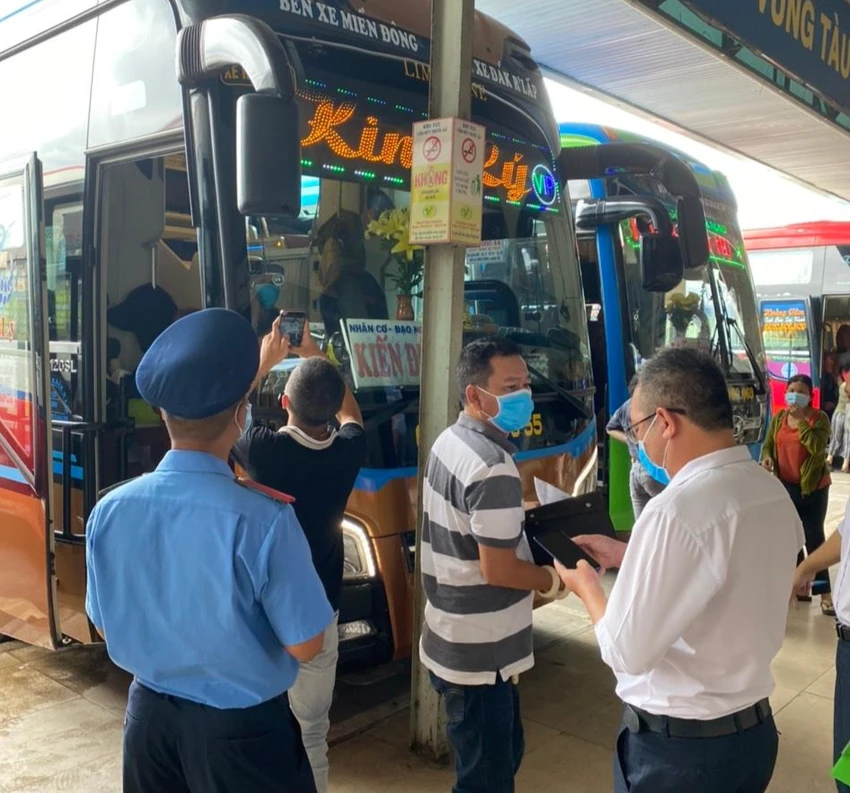 Thanh tra Sở GTVT TP.HCM ra quân kiểm tra xe khách ở bến xe Miền Đông cũ. Ảnh: TN. Thanh tra Sở GTVT TP.HCM ra quân kiểm tra xe khách ở bến xe Miền Đông cũ. Ảnh: TN.