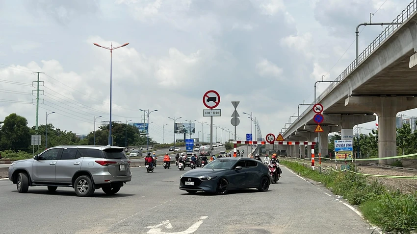 Các phương tiện đi từ dạ cầu Rạch Chiếc lên cầu. Các phương tiện đi từ dạ cầu Rạch Chiếc lên cầu.