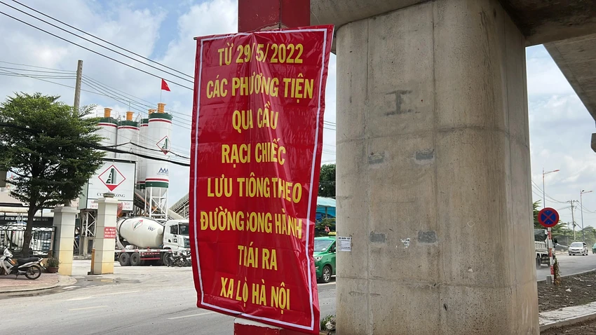Từ 29-5, các phương tiện qua cầu Rạch Chiếc lưu thông theo đường song hành rẽ trái ra đường song hành Xa lộ Hà Nội. Ảnh: ĐT. Từ 29-5, các phương tiện qua cầu Rạch Chiếc lưu thông theo đường song hành rẽ trái ra đường song hành Xa lộ Hà Nội. Ảnh: ĐT.