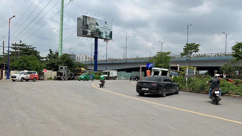 Ô tô quay đầu xe khi đường về hướng dạ cầu Rạch Chiếc đã được quây lại. Ảnh: ĐT. Ô tô quay đầu xe khi đường về hướng dạ cầu Rạch Chiếc đã được quây lại. Ảnh: ĐT.