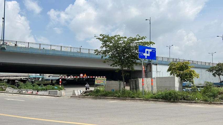 Khu vực này đã được bó vỉa hè và ô tô cũng không thể đi theo lộ trình cũ. Ảnh: ĐT. Khu vực này đã được bó vỉa hè và ô tô cũng không thể đi theo lộ trình cũ. Ảnh: ĐT.