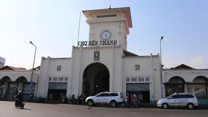 UBND TP.HCM yêu cầu các đơn vị liên quan đề xuất phương án quy hoạch xây dựng lại bùng binh trước chợ Bến Thành. Ảnh: HOÀNG GIANG.