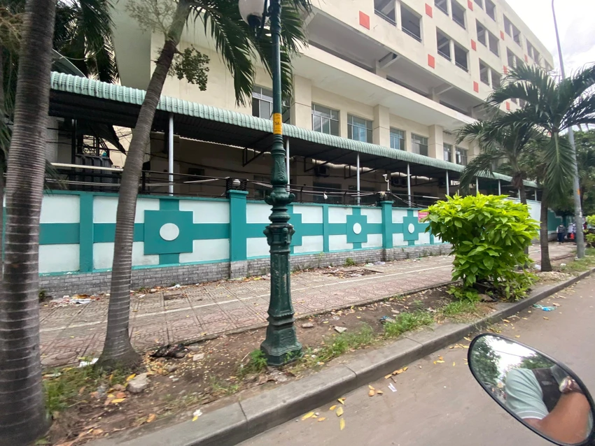 Vỉa hè đã được hoàn trả lại cho người đi bộ - Khu vực Bệnh viện Nhân dân 115. Vỉa hè đã được hoàn trả lại cho người đi bộ - Khu vực Bệnh viện Nhân dân 115.