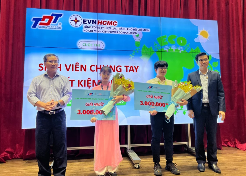 EVHCMC và Trường Đại học Tôn Đức Thắng trao giải nhất cho 2 tác phẩm dự thi. Ảnh: ĐT. EVHCMC và Trường Đại học Tôn Đức Thắng trao giải nhất cho 2 tác phẩm dự thi. Ảnh: ĐT.