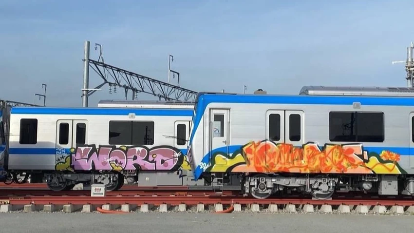 Hai tàu Metro Số 1 bị sơn vẽ nhiều hình thù. Ảnh: Hạ Giang. Hai tàu Metro Số 1 bị sơn vẽ nhiều hình thù. Ảnh: Hạ Giang.