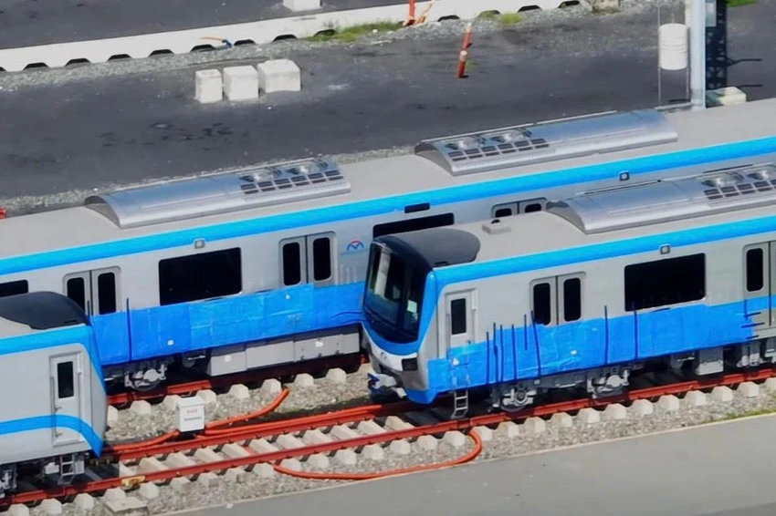 Hiện tàu metro đã được gắn băng keo, để chờ điều tra, khắc phục. Ảnh: Ngọc Uyên.