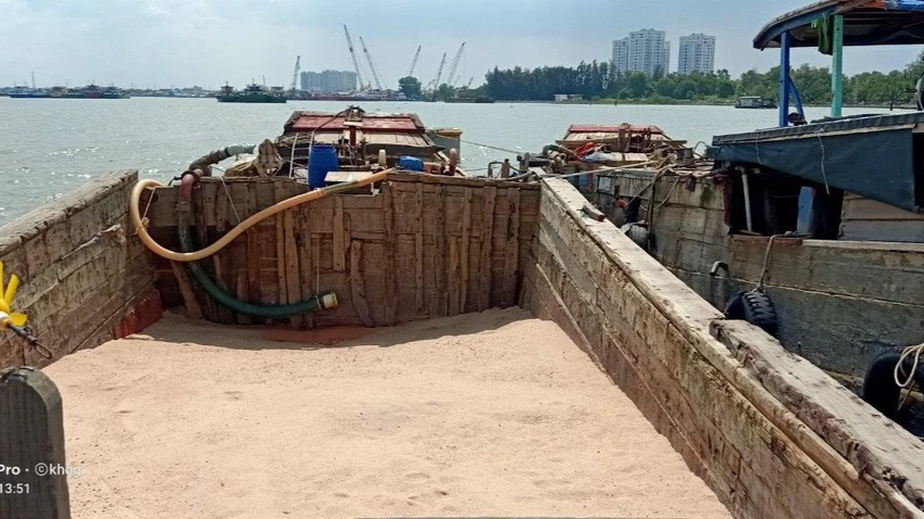 2 ghe gỗ bị bắt khi đang khai thác cát. Ảnh: CTV. 2 ghe gỗ bị bắt khi đang khai thác cát. Ảnh: CTV.