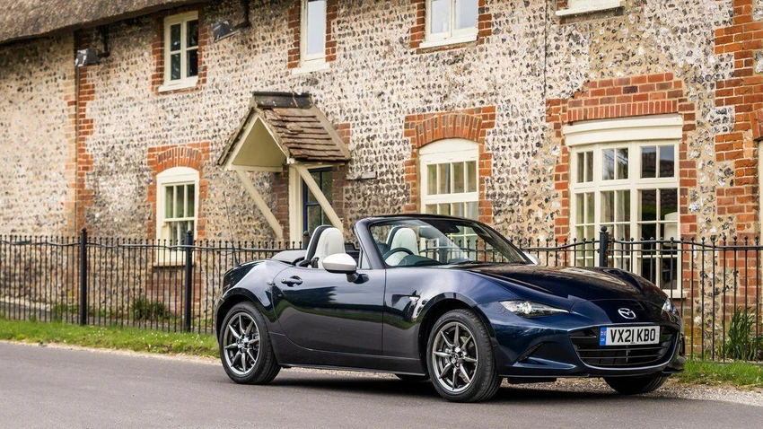 Chiếc xe này có giá khởi điểm 28.665 USD. Ảnh: Theo Hotcars.