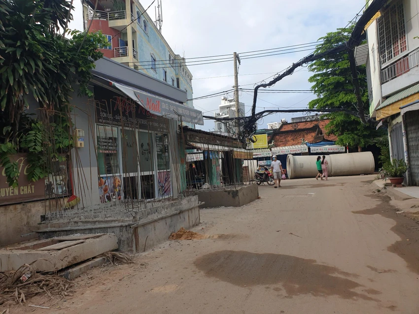 Các thiết bị, vật liệu xây dựng không được rào chắn.