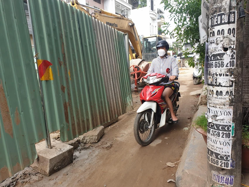 Người dân đi lại khó khăn.