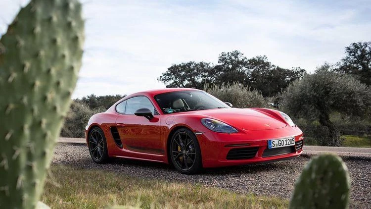 718 Cayman có giá khởi điểm 61.850 USD. Ảnh: Theo Hotcars.
