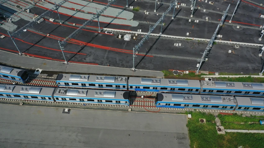 Hình ảnh đoàn tàu metro từ trên cao. Ảnh: TN.