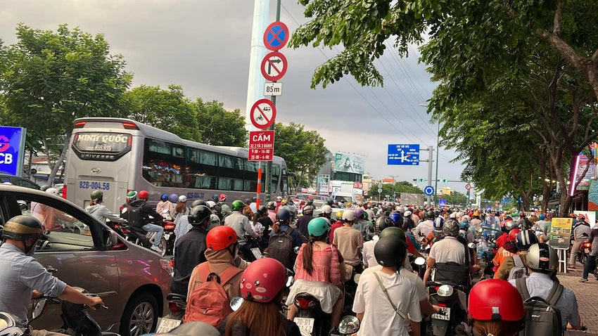 Sở GTVT TP yêu cầu rà soát và triển khai thực hiện việc điều chỉnh thời lượng đèn tín hiệu giao thông cho phù hợp với thực tế. Ảnh: ĐT. Sở GTVT TP yêu cầu rà soát và triển khai thực hiện việc điều chỉnh thời lượng đèn tín hiệu giao thông cho phù hợp với thực tế. Ảnh: ĐT.