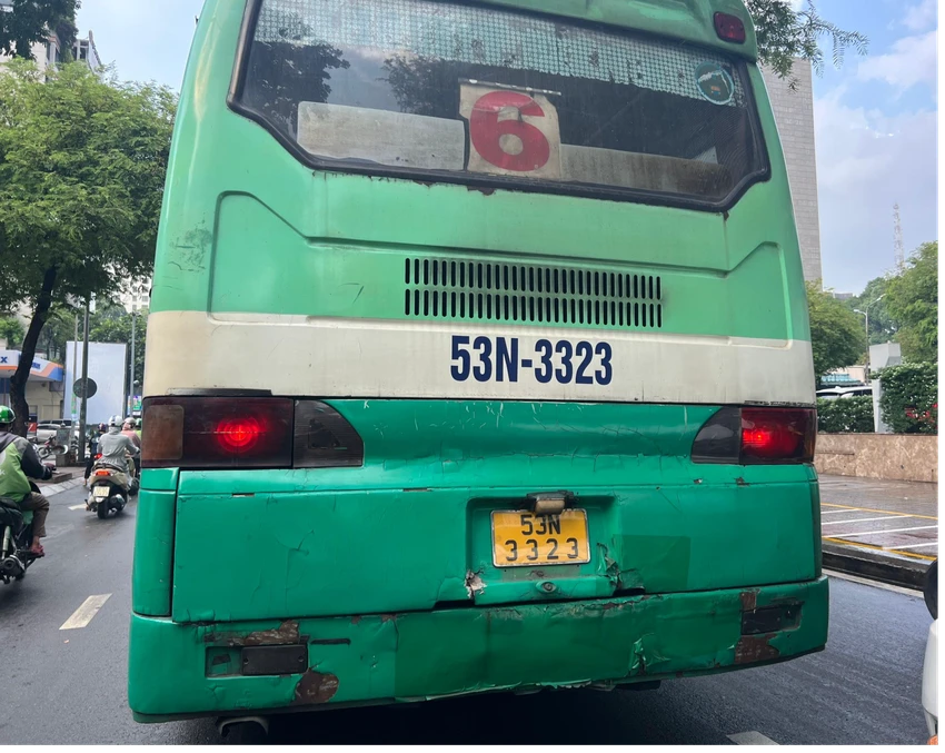 Xe buýt xuống cấp, xì khói trong quá trình di chuyển. Ảnh: ĐT. Xe buýt xuống cấp, xì khói trong quá trình di chuyển. Ảnh: ĐT.