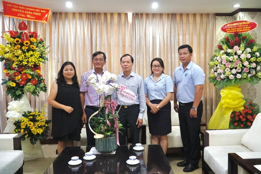 Đại diện Bệnh viện Ung bướu TP.HCM làm việc và chúc mừng báo Pháp Luật TP.HCM. Ảnh: BẢO PHƯƠNG Đại diện Bệnh viện Ung bướu TP.HCM làm việc và chúc mừng báo Pháp Luật TP.HCM. Ảnh: BẢO PHƯƠNG