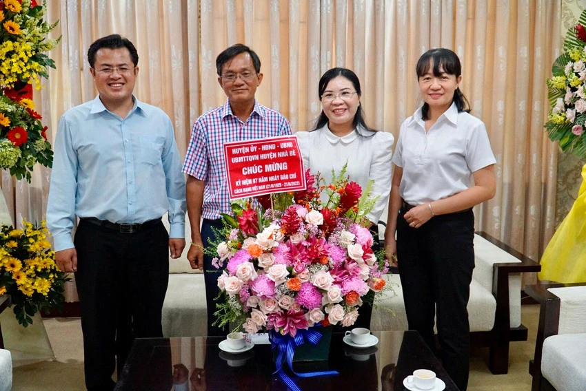 Đại diện lãnh đạo UBND huyện Nhà Bè chúc mừng báo Pháp Luật TP.HCM. Ảnh: BẢO PHƯƠNG Đại diện lãnh đạo UBND huyện Nhà Bè chúc mừng báo Pháp Luật TP.HCM. Ảnh: BẢO PHƯƠNG