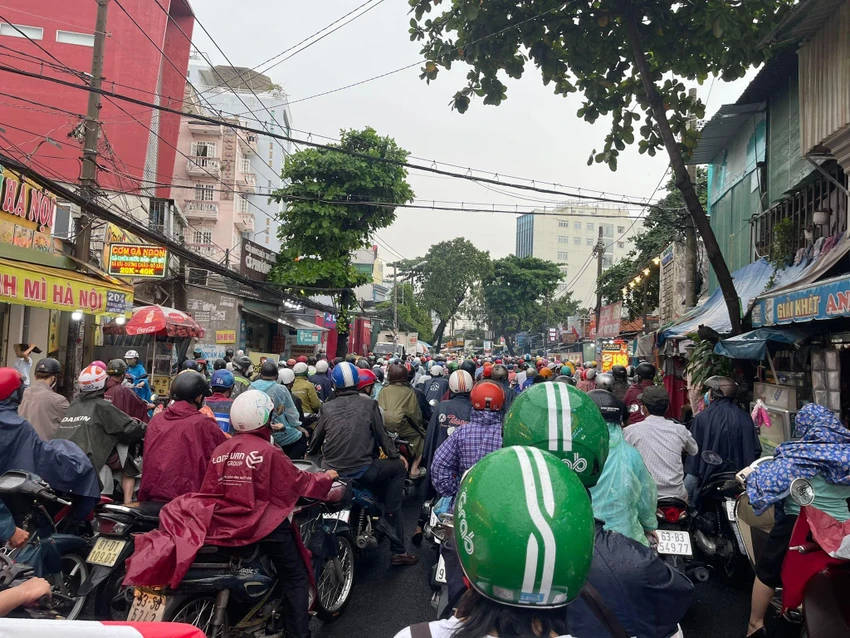 Tuyến đường Xô Viết Nghệ Tĩnh (Bình Thạnh) cũng xảy ra tình trạng kẹt xe kéo dài đến Quốc lộ 13. Ảnh: Lê Sơn. Tuyến đường Xô Viết Nghệ Tĩnh (Bình Thạnh) cũng xảy ra tình trạng kẹt xe kéo dài đến Quốc lộ 13. Ảnh: Lê Sơn.