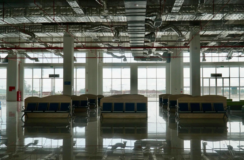 Các băng ghế vắng bóng hành khách. Ảnh: BẢO PHƯƠNG. Các băng ghế vắng bóng hành khách. Ảnh: BẢO PHƯƠNG.