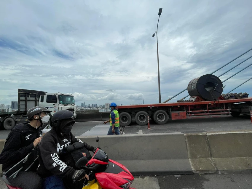 Khe co giãn này sẽ sửa chữa trong 3 tháng. Ảnh: NQ. Khe co giãn này sẽ sửa chữa trong 3 tháng. Ảnh: NQ.