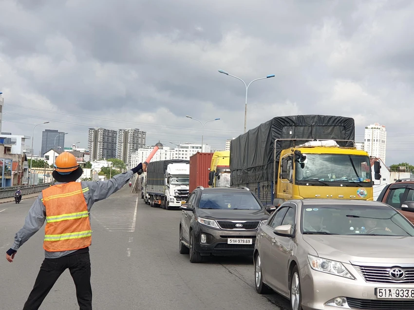 Nhà thầu phân luồng, điều tiết từ xa. Ảnh: NQ. Nhà thầu phân luồng, điều tiết từ xa. Ảnh: NQ.
