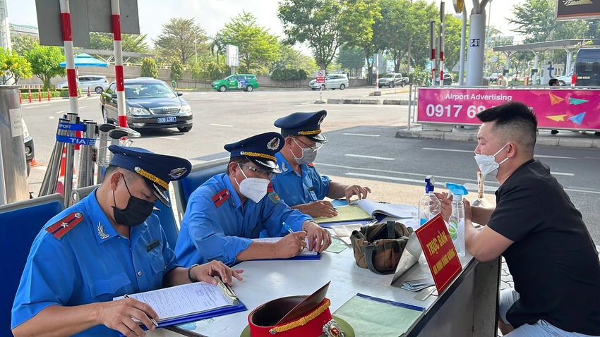 TP.HCM tăng cường chấn chỉnh tình trạng xe ô tô kinh doanh vận tải theo hợp đồng. Ảnh: ĐT. TP.HCM tăng cường chấn chỉnh tình trạng xe ô tô kinh doanh vận tải theo hợp đồng. Ảnh: ĐT.