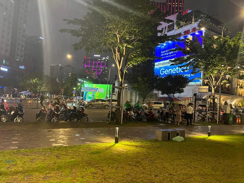 Người dân vô tư dừng, đỗ xe ngay dưới lòng đường Tôn Đức Thắng. Ảnh: ĐT.