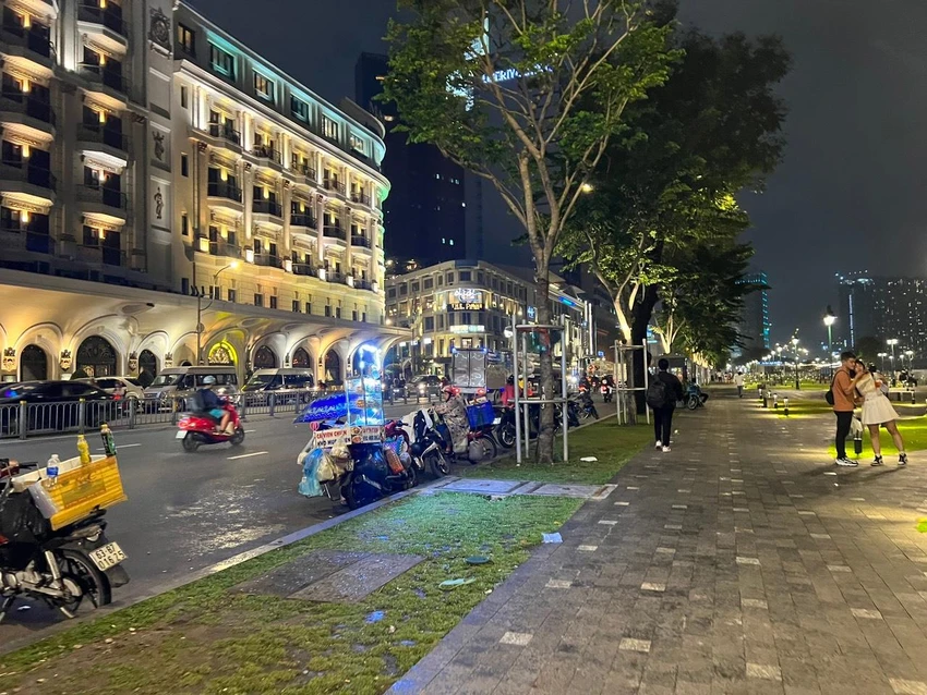 Hàng rong cũng dựng dọc đường Tôn Đức Thắng. Ảnh: ĐT.
