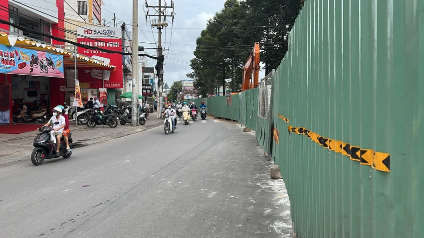 Sở GTVT cho biết nếu chủ đầu tư tiếp tục để tồn tại các bất cập trên sẽ xem xét ngưng cấp giấy phép thi công. Sở GTVT cho biết nếu chủ đầu tư tiếp tục để tồn tại các bất cập trên sẽ xem xét ngưng cấp giấy phép thi công.