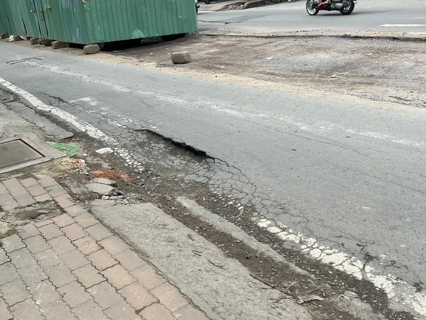 Nhiều điểm nứt, sụp lún trên đường. Nhiều điểm nứt, sụp lún trên đường.