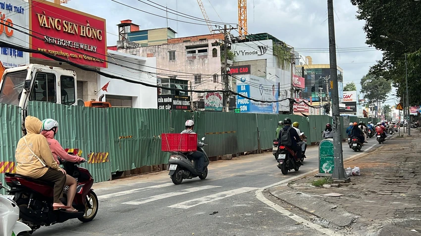 Tuyến đường thường xuyên kẹt xe, trở thành nỗi ám ảnh của người dân. Tuyến đường thường xuyên kẹt xe, trở thành nỗi ám ảnh của người dân.