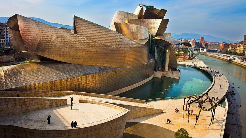 Guggenheim Bilbao - một trong những công trình kiến trúc kỳ quặc của Frank Gehry. Guggenheim Bilbao - một trong những công trình kiến trúc kỳ quặc của Frank Gehry.