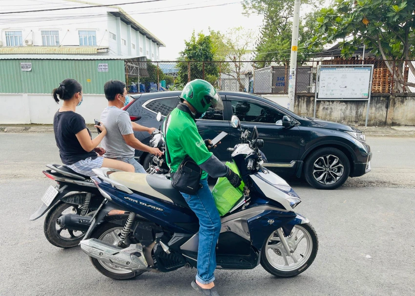 Cùng là các hãng xe công nghệ, song mức chiết khấu và phụ phí của mỗi hãng là khác nhau. Ảnh: ĐT. Cùng là các hãng xe công nghệ, song mức chiết khấu và phụ phí của mỗi hãng là khác nhau. Ảnh: ĐT.