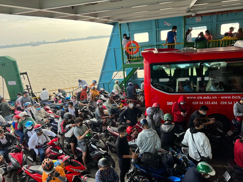 Lượng phương tiện đông đúc trên phà. Lượng phương tiện đông đúc trên phà.
