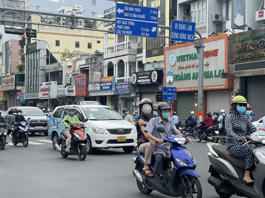 Dù giá xăng dầu đã được điều chỉnh giảm mạnh, song giá cước vận tải vẫn "nằm im". Ảnh: ĐT. Dù giá xăng dầu đã được điều chỉnh giảm mạnh, song giá cước vận tải vẫn "nằm im". Ảnh: ĐT.