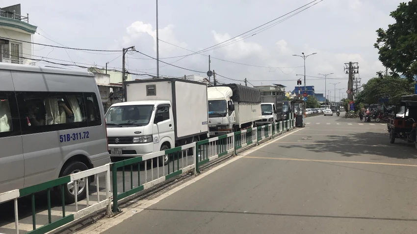 Các phương tiện xếp hàng dài lên phà. Ảnh: CTV. Các phương tiện xếp hàng dài lên phà. Ảnh: CTV.