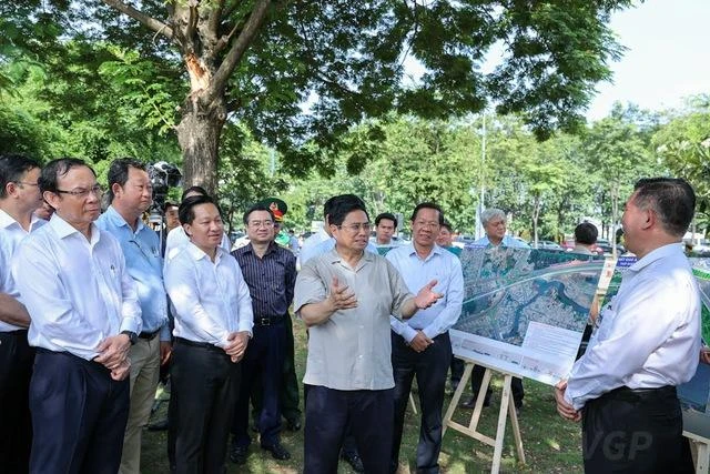Thủ tướng đề nghị triển khai dự án theo hướng không chỉ giải quyết vấn đề giao thông, bảo đảm các yếu tố kỹ thuật mà còn chú ý cả về mặt mỹ thuật - Ảnh: VGP/Nhật Bắc Thủ tướng đề nghị triển khai dự án theo hướng không chỉ giải quyết vấn đề giao thông, bảo đảm các yếu tố kỹ thuật mà còn chú ý cả về mặt mỹ thuật - Ảnh: VGP/Nhật Bắc