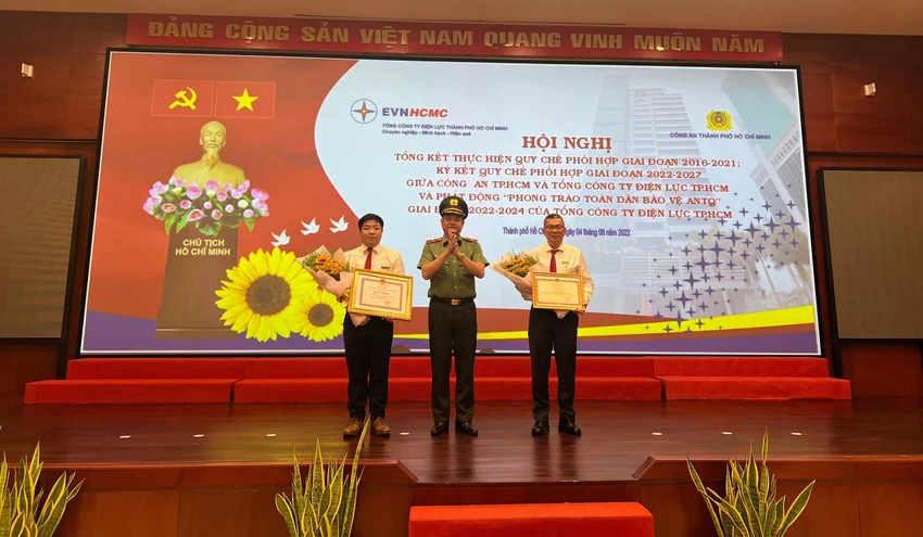 Ban Lãnh đạo EVNHCMC nhận bằng khen từ Công an TP.HCM. Ảnh: ĐT. Ban Lãnh đạo EVNHCMC nhận bằng khen từ Công an TP.HCM. Ảnh: ĐT.
