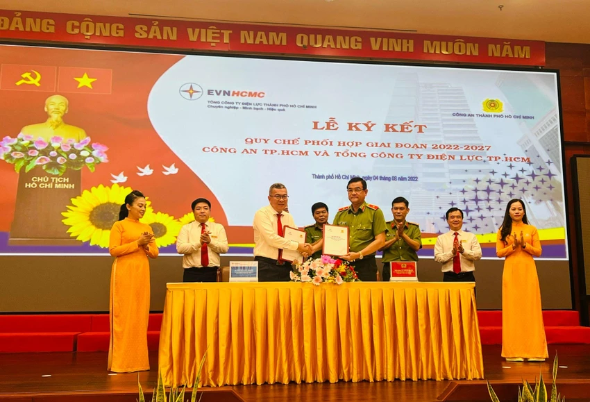 EVNHCMC và Công an TP.HCM ký kết đảm bảo an ninh trật tự và an toàn cung cấp điện ở TP.HCM. Ảnh: ĐT. EVNHCMC và Công an TP.HCM ký kết đảm bảo an ninh trật tự và an toàn cung cấp điện ở TP.HCM. Ảnh: ĐT.