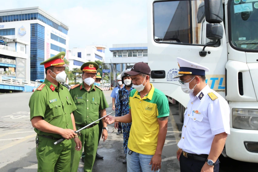 Tổ công tác thu giữ hung khí trên phương tiện ra vào cảng. Ảnh: Công Hoan. Tổ công tác thu giữ hung khí trên phương tiện ra vào cảng. Ảnh: Công Hoan.