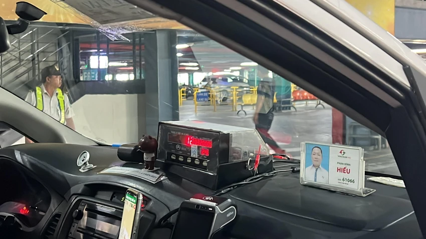 Kiểm tra đồng hồ điện tử của xe taxi. Ảnh: ĐT. Kiểm tra đồng hồ điện tử của xe taxi. Ảnh: ĐT.