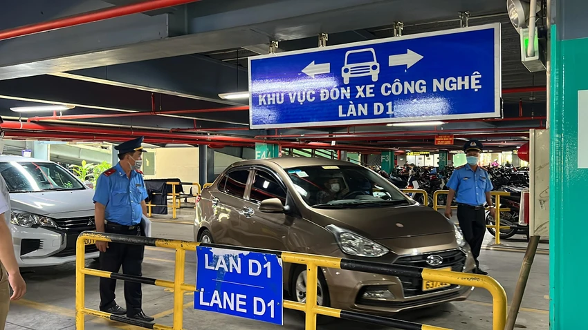 Lác đác một vài chiếc xe công nghệ đón khách. Ảnh: ĐT. Lác đác một vài chiếc xe công nghệ đón khách. Ảnh: ĐT.