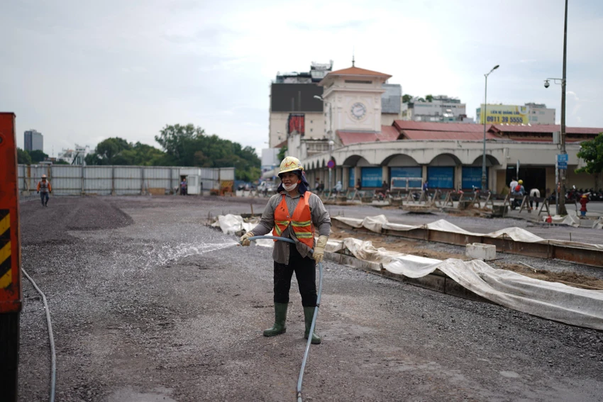 Đường Lê Lợi, phía trước chợ Bến Thành đang được thảm nhựa. Ảnh: ĐT. Đường Lê Lợi, phía trước chợ Bến Thành đang được thảm nhựa. Ảnh: ĐT.