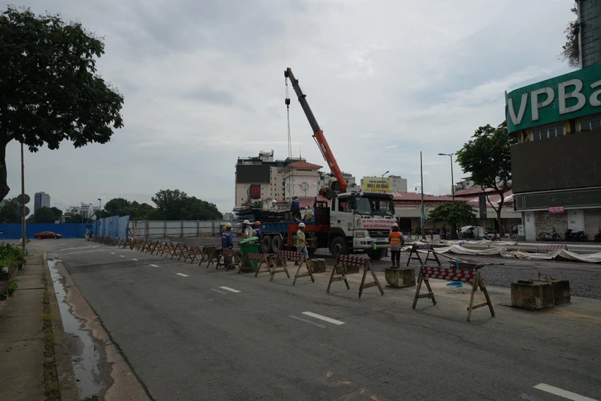 Các đơn vị đang nỗ lực hoàn trả mặt bằng trước khu vực chợ Bến Thành. Ảnh: ĐT. Các đơn vị đang nỗ lực hoàn trả mặt bằng trước khu vực chợ Bến Thành. Ảnh: ĐT.