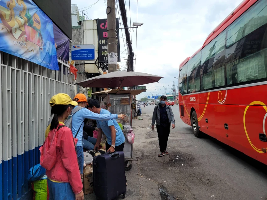 Hãng xe thay đổi nhiều địa điểm đón trả khách, gây phiền hà dù hành khách phải tới bến xe mua vé. Ảnh: TT. Hãng xe thay đổi nhiều địa điểm đón trả khách, gây phiền hà dù hành khách phải tới bến xe mua vé. Ảnh: TT.