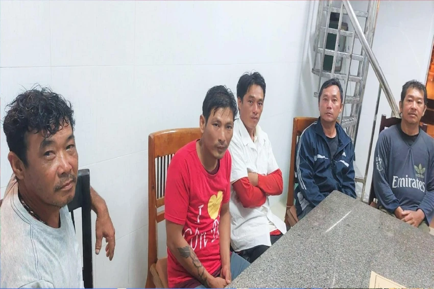 Năm ngư dân được Tân Cảng P3 đã tiếp cận cứu vớt thành công. Năm ngư dân được Tân Cảng P3 đã tiếp cận cứu vớt thành công.